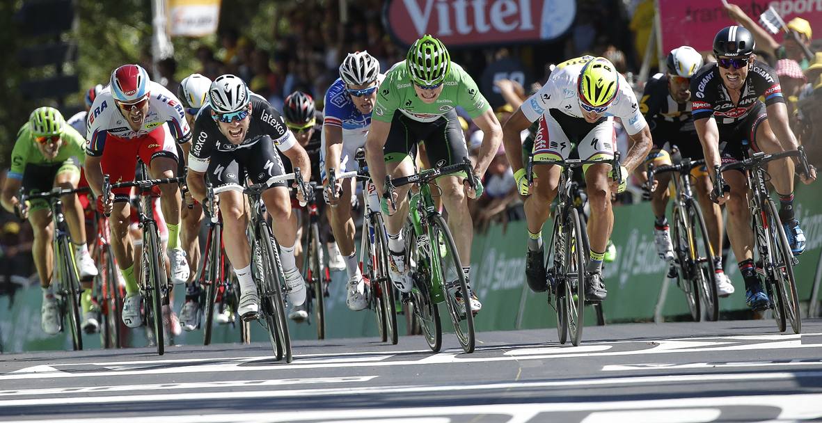 In volata, la lotta  tra Cavendish (a sinistra in maglia Etixx), Greipel (al centro con la maglia verde) e Sagan (sulla destra). Kristoff rimane indietro. Ap
